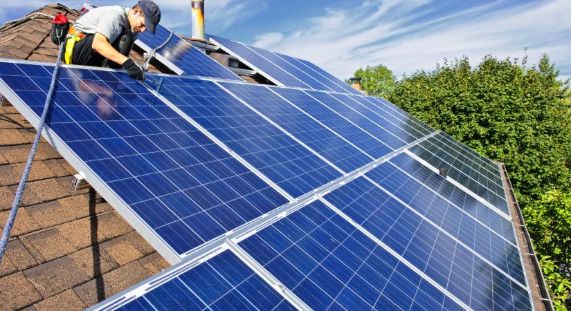 Több száz millió forintból telepítettek napelemet Szarvason