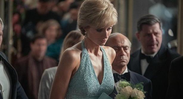 Új fotók jelentek meg A korona 6. évadából! Képeken Katalin hercegné és Vilmos herceg első találkozása!