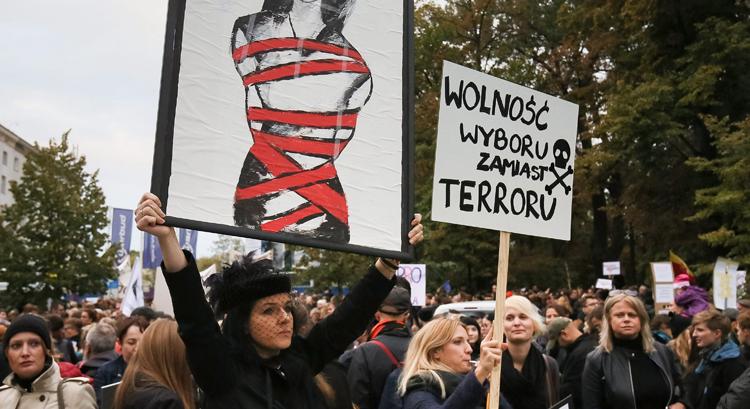 Döntött a lengyel alkotmánybíróság: a beteg magzatok művi vetélése alkotmányellenes