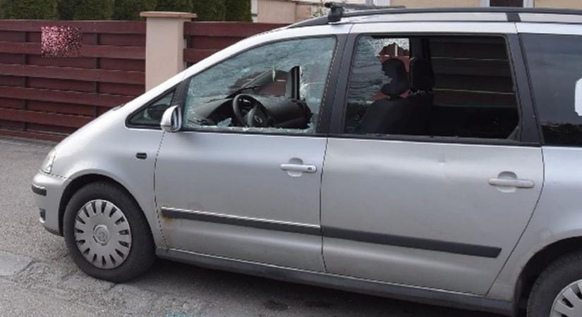 Haragosa kocsiját akarta szétverni, de félrement a nő bosszúja Győrben