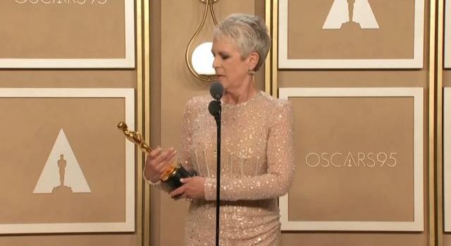 Jamie Lee Curtis magyar mondókát énekelt miután megkapta az Oscart