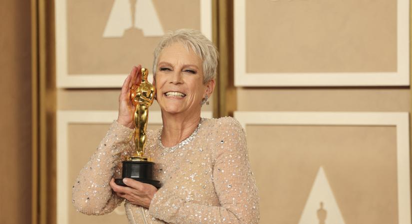 Jamie Lee Curtis átvette az Oscar-szobrocskáját, majd furcsa kérdéseket kapott magyar származásáról és elénekelt egy magyar gyerekdalt
