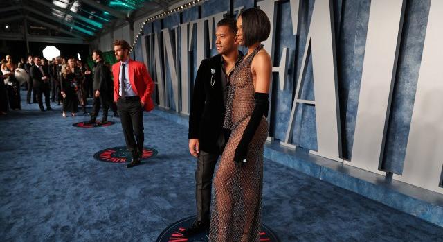 Egy szál tangában és átlátszó ruhában jelent meg az Oscar-bulin az énekesnő