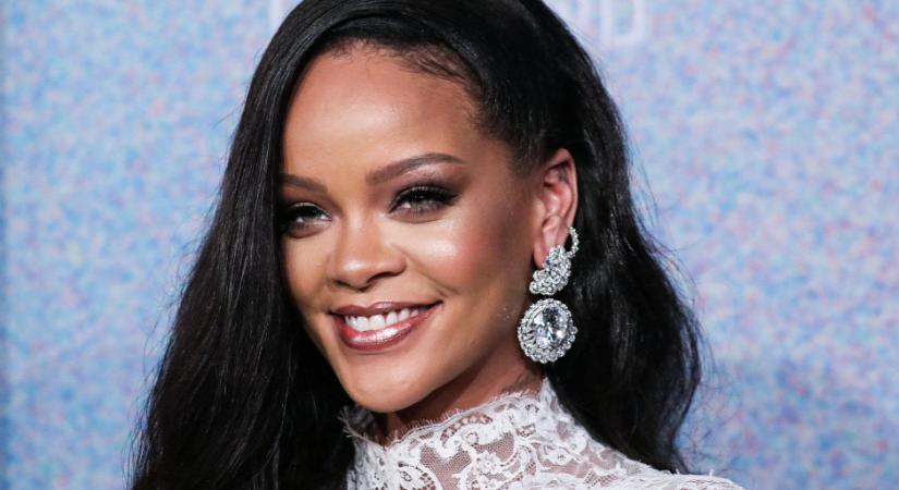 Hatalmas, meztelen terhes hasát mutogatta a vörös szőnyegen Rihanna - képek