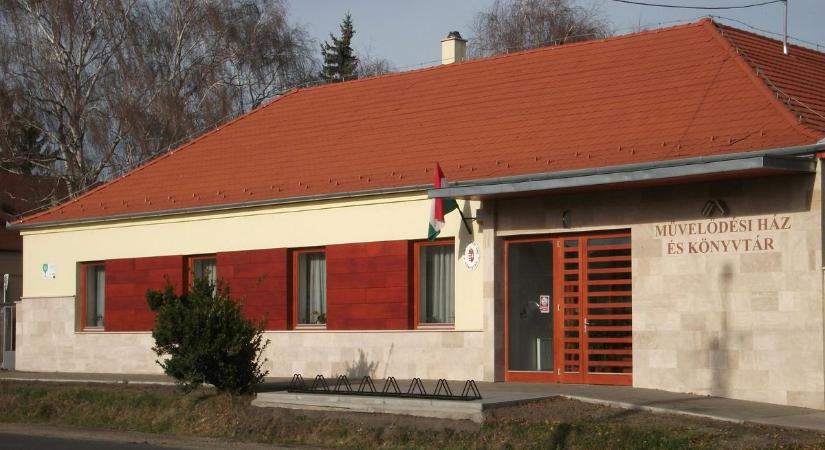 Hazaszállnak a füstkarikák – egy kivándorolt 18 éves fiatalember története Pusztaszabolcson
