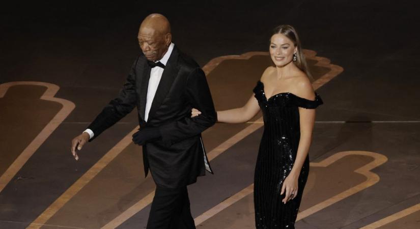 Ezért viselt kesztyűt a bal kezén Morgan Freeman az Oscar-gálán