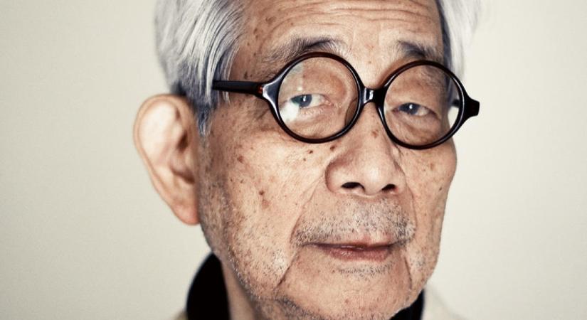 Elhunyt Óe Kenzaburo Nobel-díjas író