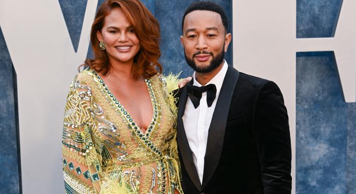 John Legend és Chrissy Teigen vicces okból érkezett egy pakli UNO-val az Oscar-partira