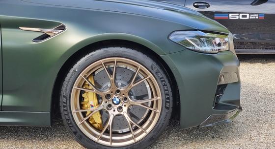 Így száguld az autópályán egy 770 lóerős BMW M5 – videó