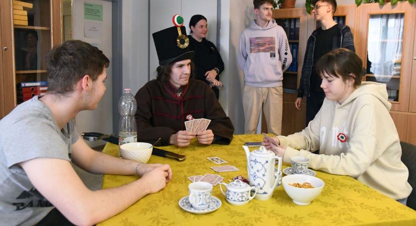 Kártyázhattak és teázhattak is fiatalok a Pilvax Kávéházban