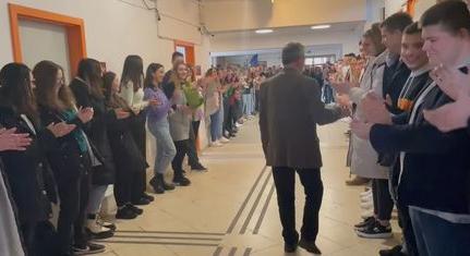 Sorfallal és vastapssal búcsúztatták tanárukat a barcsi diákok – videó