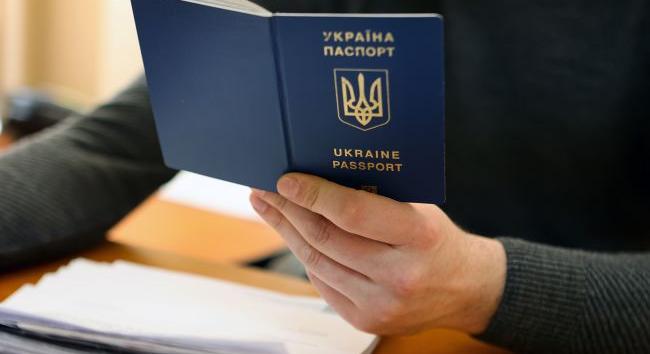 Ukrajnában mégsem érvénytelenítik a névátírási szabályok módosulása miatt az érintett útleveleket