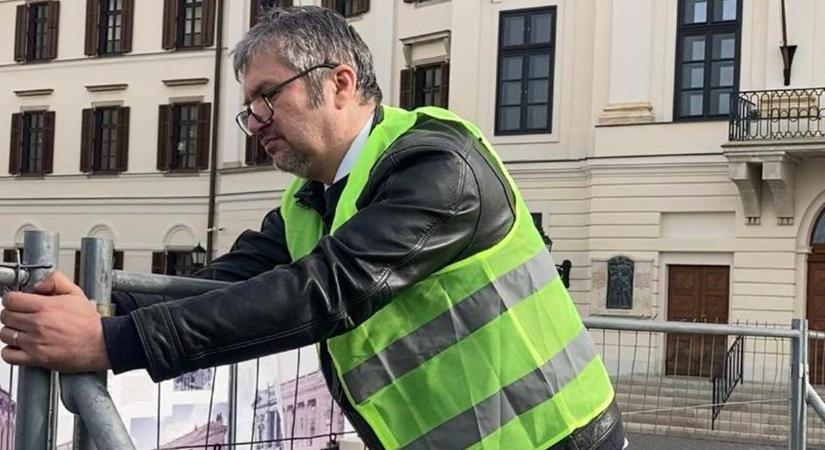 A Hadházy képviselő kordont bontott Orbán-körül, aminek helyét humánerőként a rendőrsorfal vette át