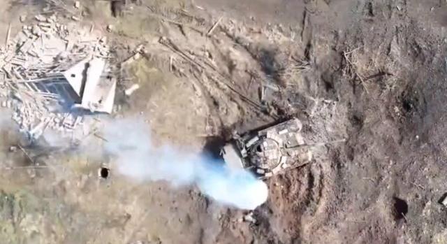 Háborús hárompontos: drónnal dobtak az ukránok gránátot egy nyitott fedelű orosz tankba