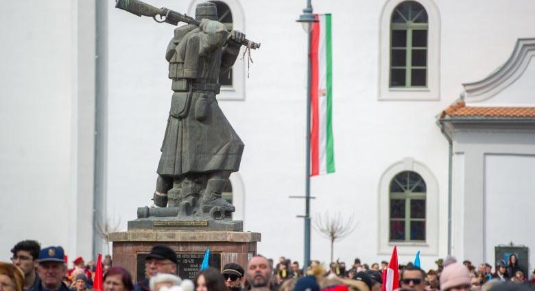 Fáklyás felvonulás, ünnepi beszédek, huszárok Udvarhelyszéken
