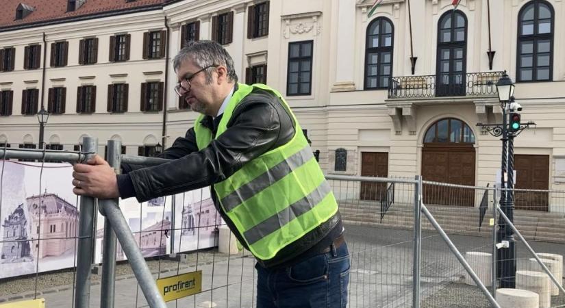 Hadházy: A kordont le kell bontani!