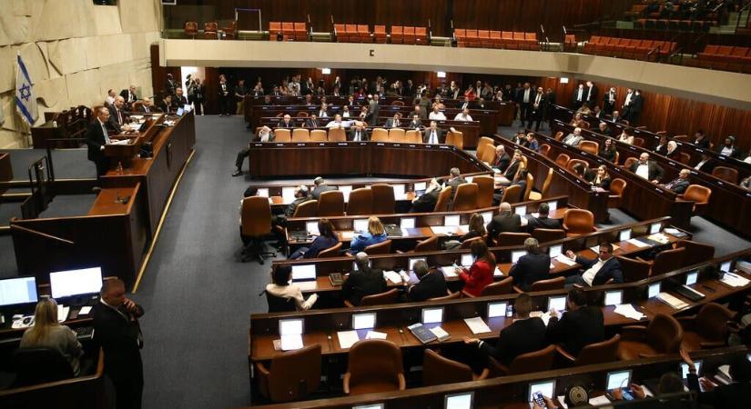 Az izraeli törvényhozás első olvasatban megszavazta az igazságszolgáltatás átalakításának kulcstörvényeit
