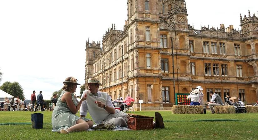 Hiába a hírnév, a Downton Abbey sorozat kastélyában sem fenékig tejfel az élet