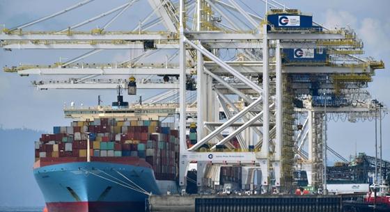 Átlépte az álomhatárt Kína, 24 116 konténer fér el az új teherhajón