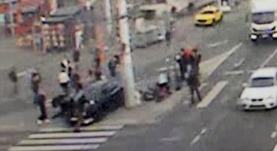 Videón a reggeli baleset, amelyben gyalogosokat sodort el egy autó a Hungárián