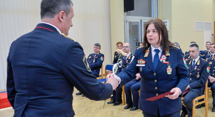 Előléptették Takácsné Varga Marianna tűzoltó őrnagyot