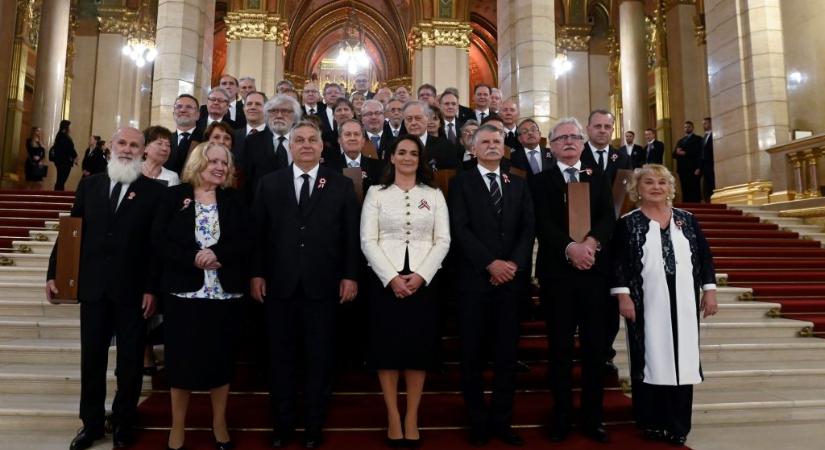 Schmidt Máriát és Parragh Lászlót is kitüntette Novák Katalin