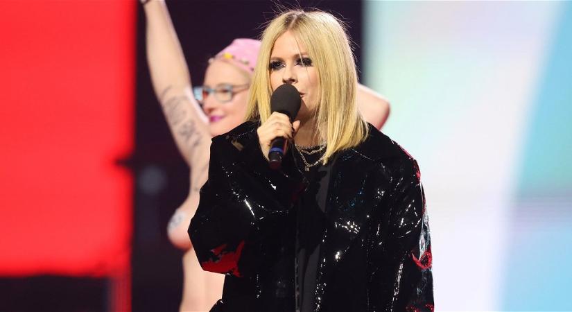Avril Lavigne egy félmeztelen nővel keveredett botrányos és meghökkentő jelenetbe