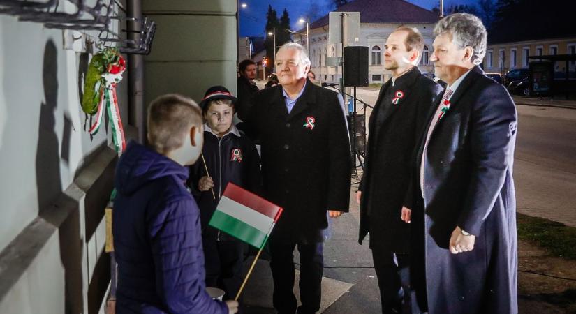Március 15-én együtt dobog mindenki szíve - A Kossuth-domborműnél koszorúztak az ünneplők Szentgotthárdon - fotók