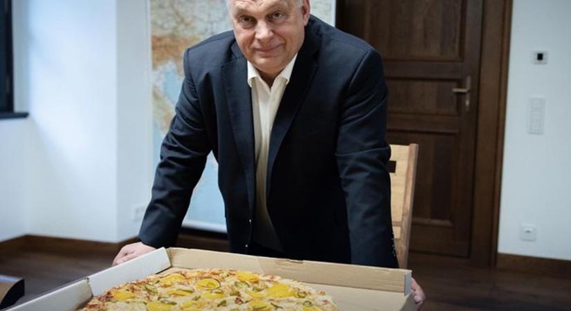Ember, most jövök a pizzaphone-ból…. – kommentelték Orbán kommunikátorai ötletét: berendelték a róla elnevezett giga-pizzát a jelek szerint „nézésre”, vagyis a fotó kedvéért