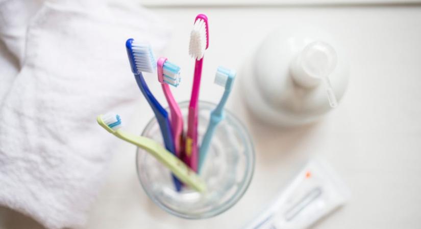 Tényleg le kell cserélni a fogkefét betegség után?