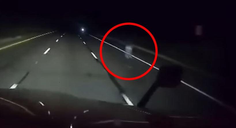Féltestű szellemet videóztak az út mentén? A szakértők sem tudják, hogy mi van a hátborzongató felvételen