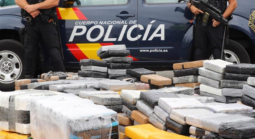 Holttesteket és három tonna kokaint találtak egy tengeralattjárón Kolumbia partjainál