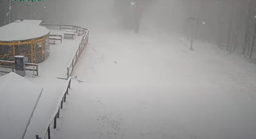 Hatalmas pelyhekben hull a hó a Kékestetőn  fotó, videó