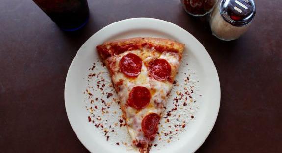 „Egészséges életmód” az iskolában – pizzát és kebabot kaptak ebédre a gyermekek