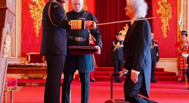 Sir Brian May - lovaggá ütötték a Queen frontemberét