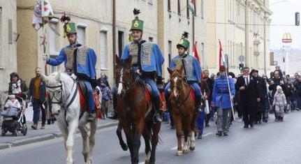 Huszáros felvonulással tiszteleg a városvezetés a forradalom hősei előtt