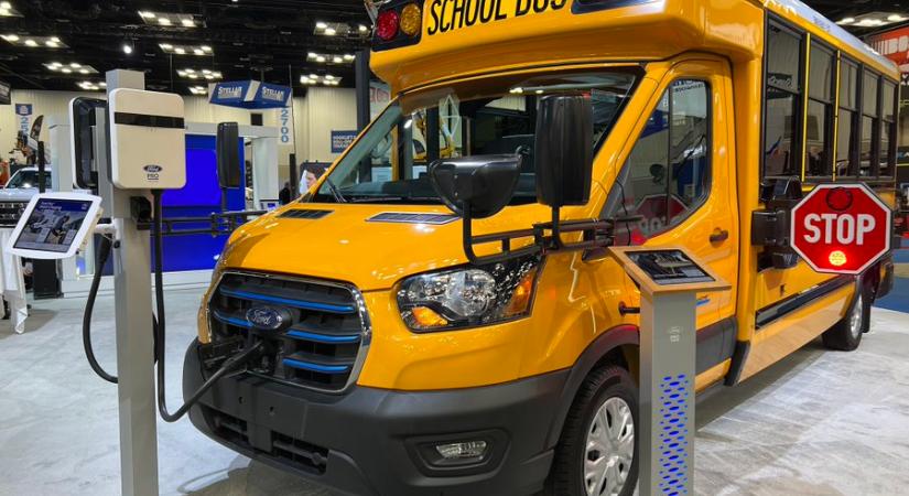 Iskolabusz lett a Ford népszerű kisteherautójából
