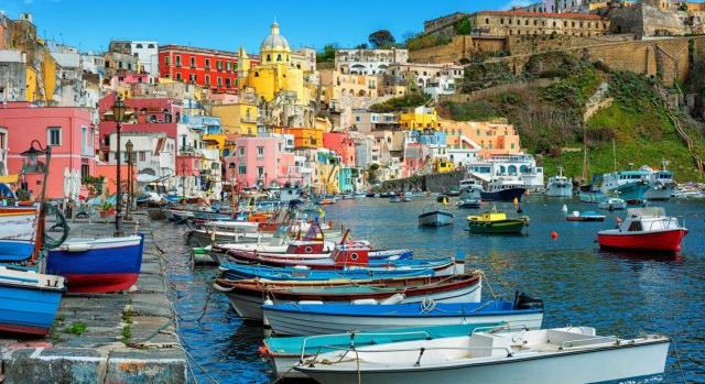 Új szabályokkal fékezik meg a túlturizmust az olasz úti célok