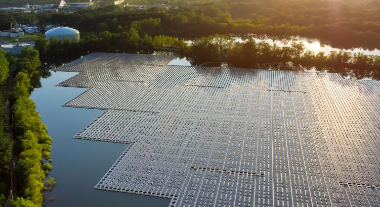 Hogyan forradalmasíthatják a globális energiaellátást a víztározókban úszó napelemek?