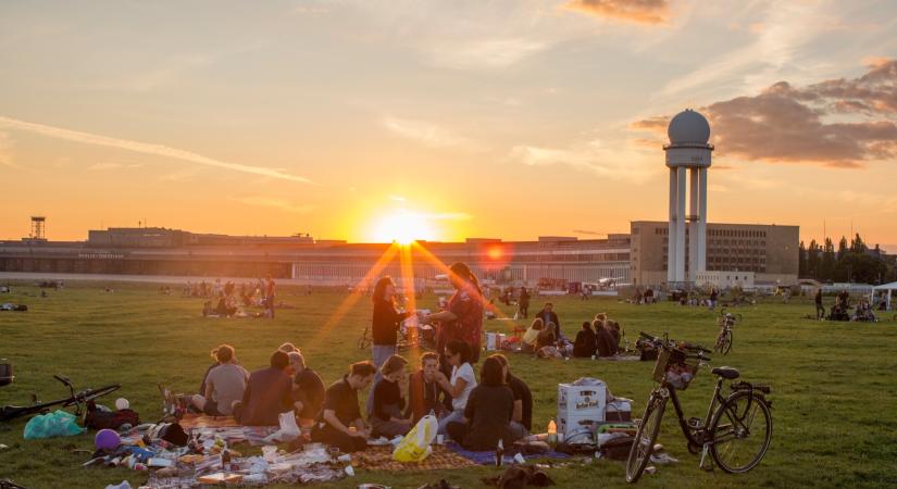 Gigantikus repülőtérből lett különleges hangulatú közpark és városközpont a berlini Tempelhof