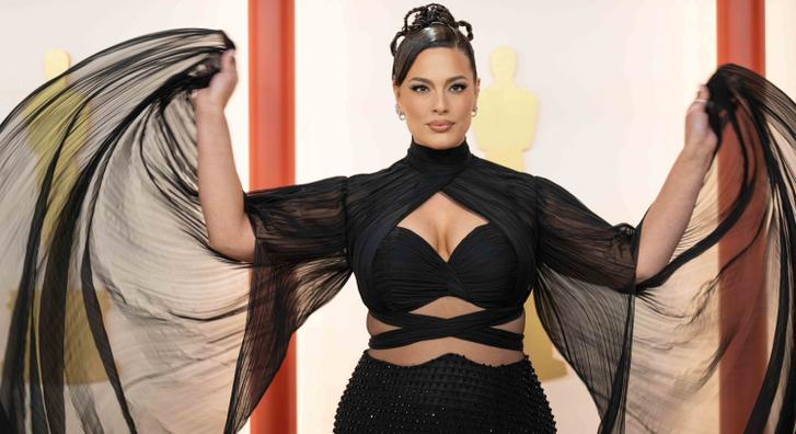 Ashley Graham csattanós választ adott a kínos Hugh Grant-interjúra: levetkőzött