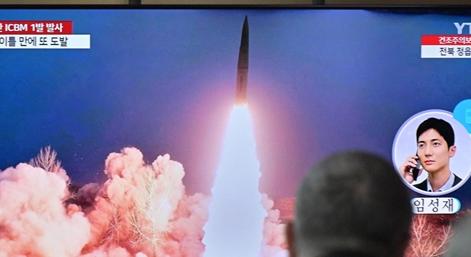 Észak-Korea interkontinentális rakétát bocsátott fel a dél-koreai elnök tokiói látogatásához időzítve