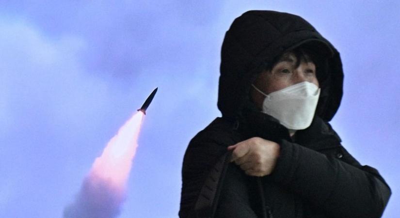 Fokozódik a feszültség: Észak-Korea rakétát lőtt ki a dél-koreai elnök tokiói látogatásához időzítve
