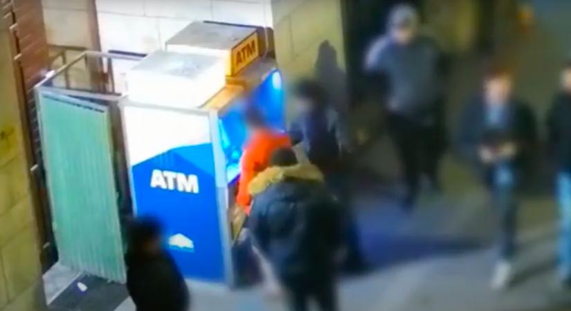 Nyilvános a felvétel: így verték át Róberték a turistát a bankautomatásnál - Videó