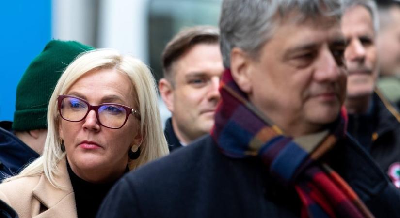 Ráczné Földi Judit zaklatásnak élte meg az újságírói kérdéseket a DK március 15-i rendezvényén