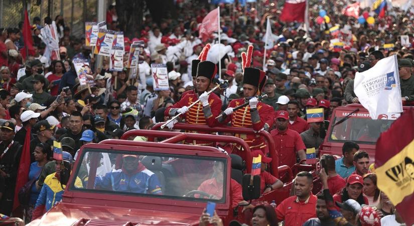 Hugo Chavez kardját hordozták körbe Caracasban
