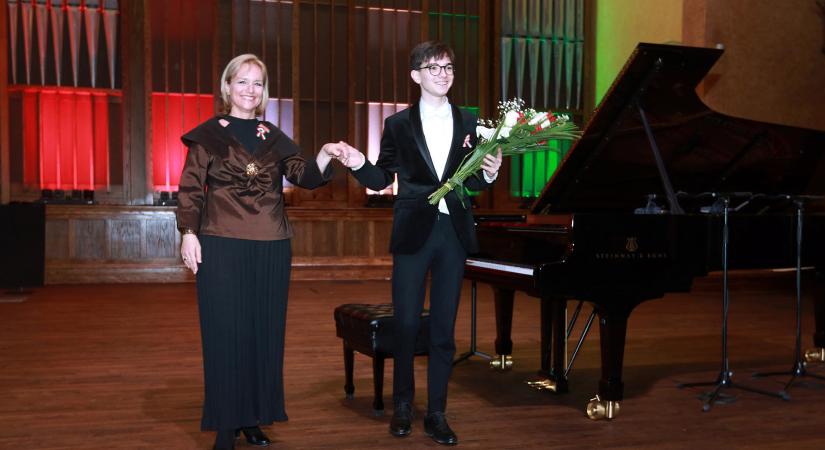 Hangos sikert aratott Boros Misi koncertje Kanadában
