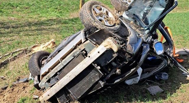 Fának vágódott Land Roverével, szörnyet halt a sofőr