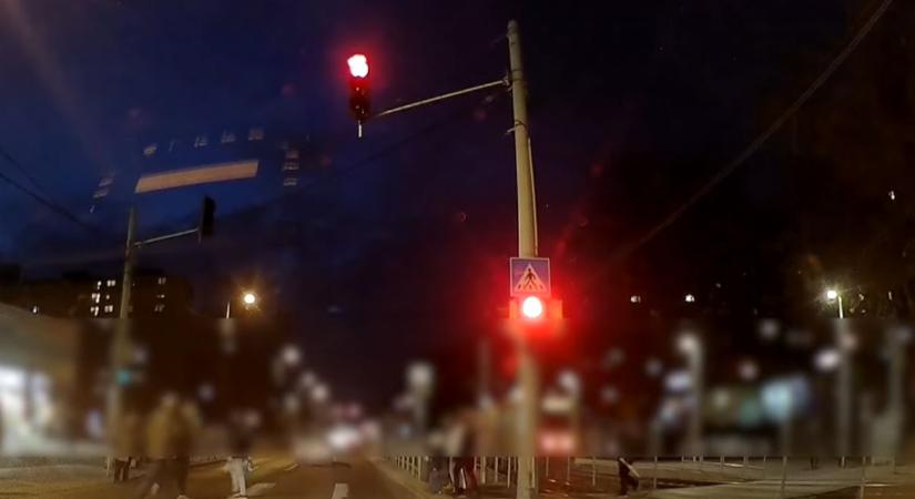 Életveszélyes manőver: zebrán átkelő gyalogosok közé hajtott az autós az Üllői úton, nem ez volt az első akciója