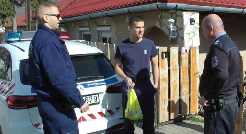17 éves születésnapos fiút leptek meg a gyöngyösi rendőrök  videó